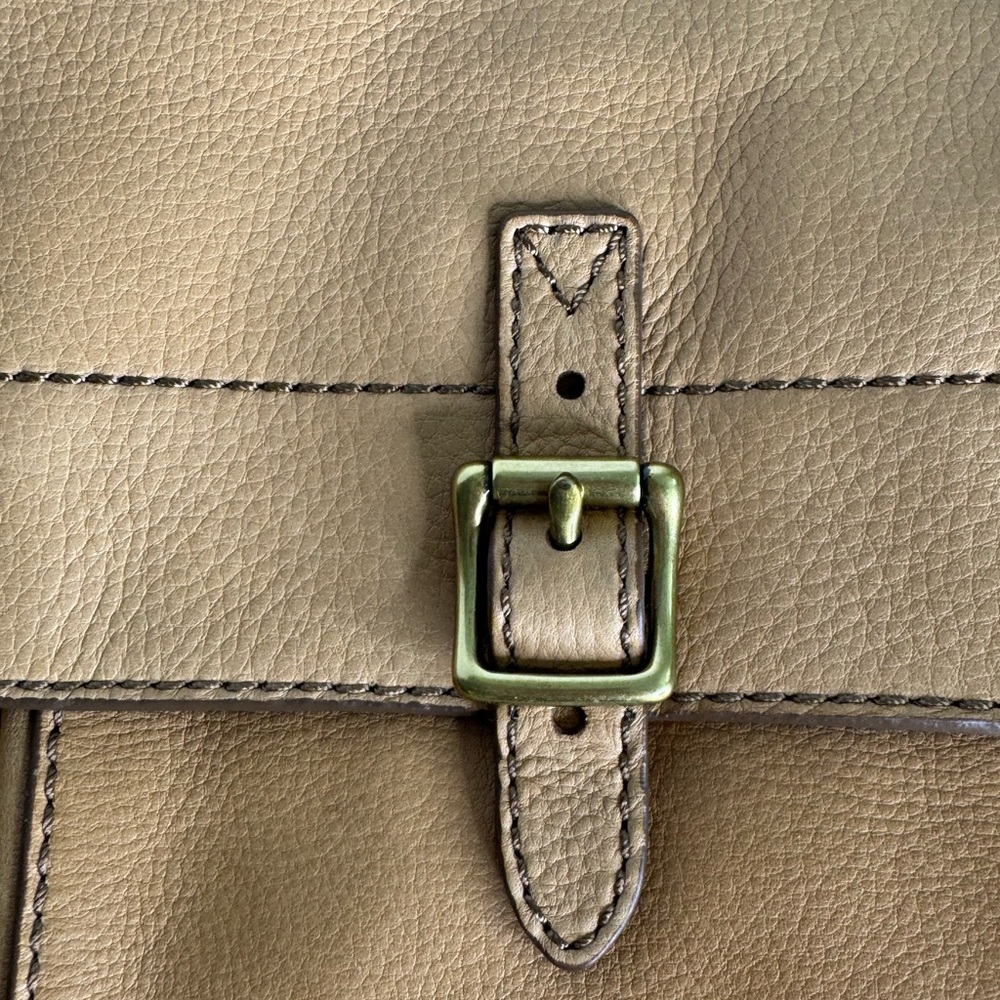 FOSSIL SOFT BEIGE TAN GENUINE LEATHER SMALL MESSENGER SHOULDER BAG HANDBAG PURSE - Picture 2 of 7